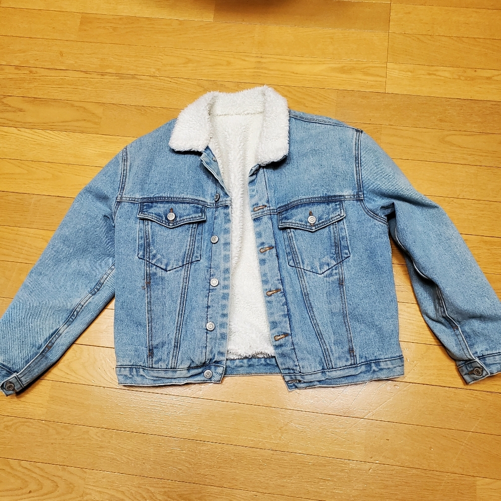 Stylish Blue Denim Jacket with White Sherpa Lining